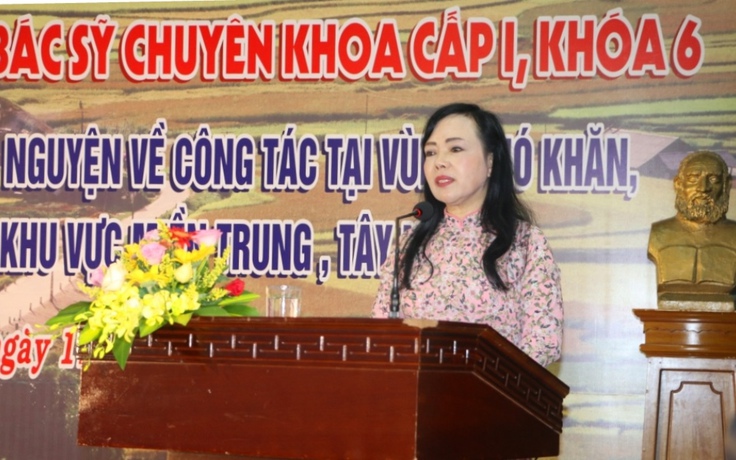 Bộ trưởng Nguyễn Thị Kim Tiến dự lễ bàn giao bác sĩ trẻ cho vùng khó khăn