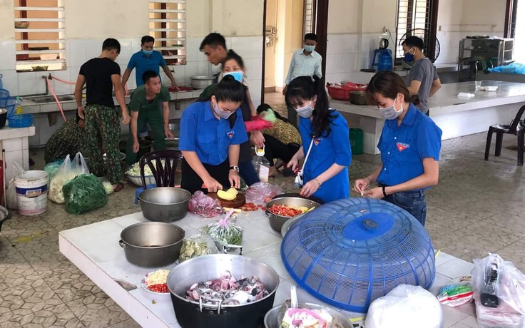 Những 'bông hoa áo xanh tình nguyện' chống dịch Covid-19