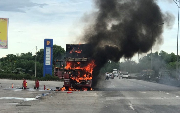 Thừa Thiên - Huế: Phát hoảng vì xe đầu kéo cháy dữ dội ngay trước cây xăng