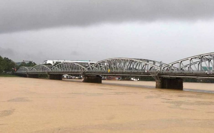Thừa Thiên - Huế thông báo khẩn: Nước lũ sông Hương đêm 10.10 có thể lên mức 4m