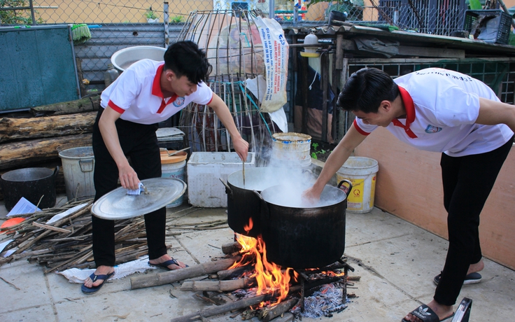 Nồi cháo yêu thương tặng bệnh nhân nghèo