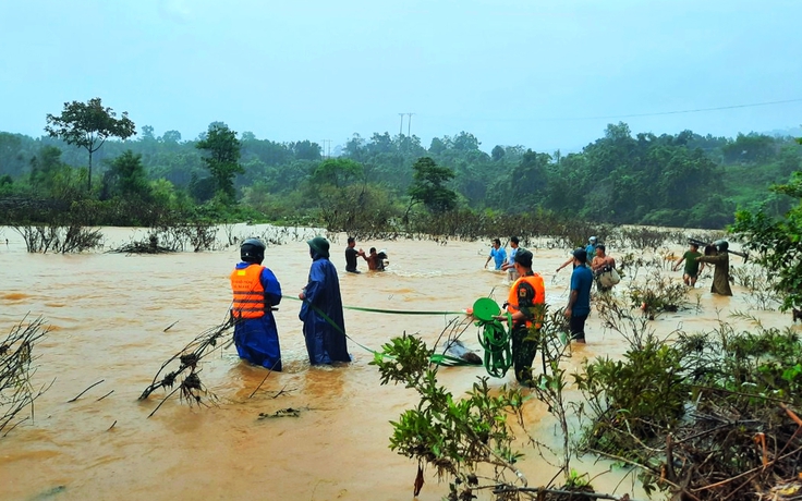 Thừa Thiên - Huế: Bộ đội biên phòng băng lũ cứu 5 người bị cô lập trong rừng