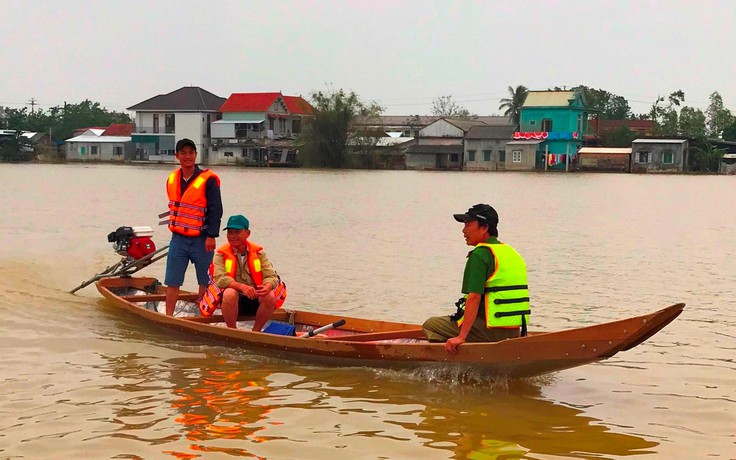 Thừa Thiên - Huế: Dừng vận hành xả lũ để tìm kiếm 2 vợ chồng mất tích