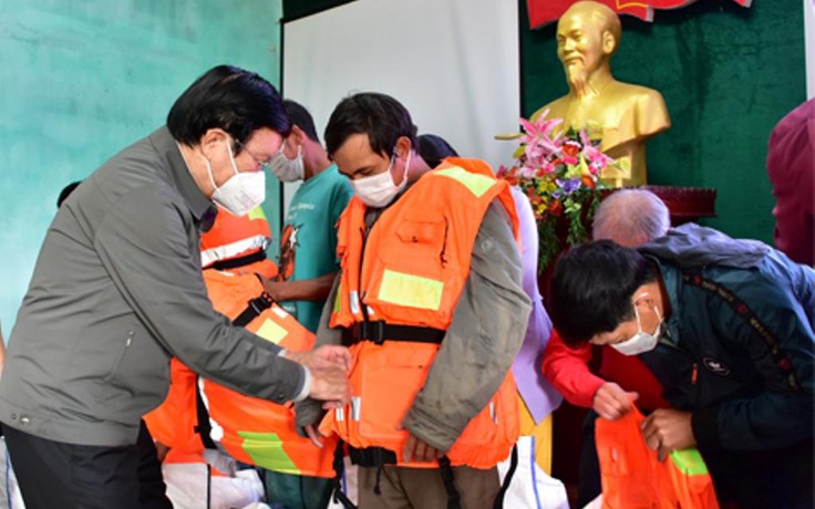 Nguyên Chủ tịch nước Trương Tấn Sang tặng áo phao cho ngư dân Thừa Thiên - Huế
