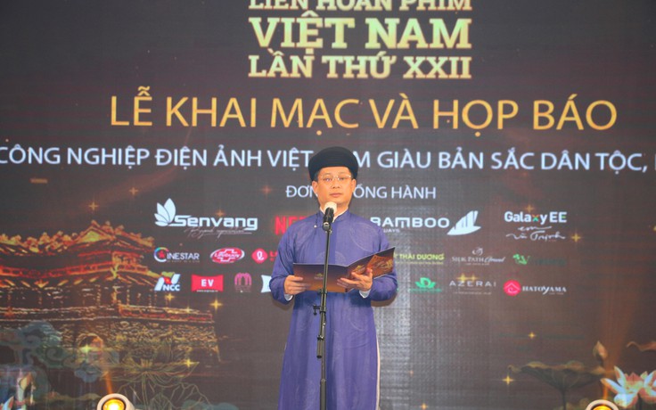 Áo dài sang trọng lịch lãm tại Khai mạc Liên hoan phim Việt Nam lần thứ 22