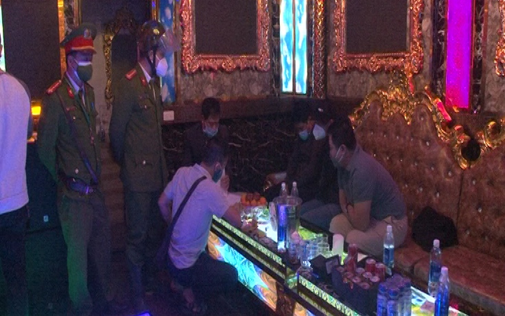 Thừa Thiên - Huế: Bắt quả tang 3 người mua ma túy mang vào quán karaoke để xài