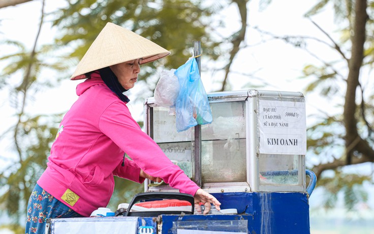 Dưới gốc phượng già có xe 'đậu hũ 5 ngàn một ly' suốt 15 năm