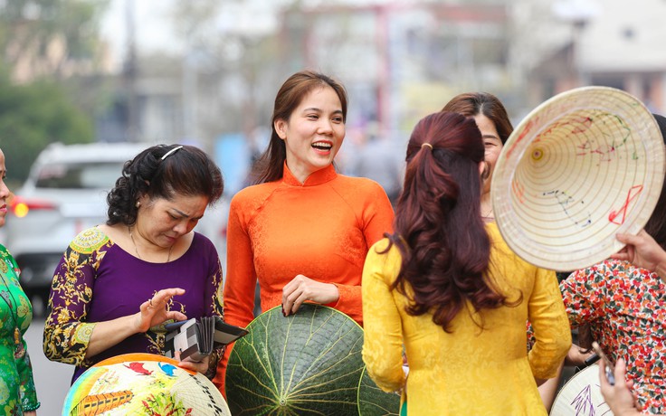 Tiểu thương chợ Đông Ba 'hồi sinh' nét văn hóa áo dài sau gần 50 năm