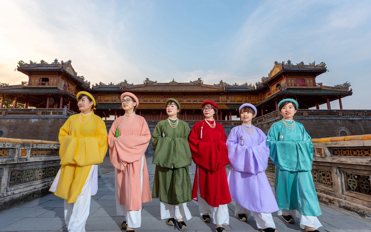 Giới trẻ diện áo dài mê mẩn chụp hình với di sản ở cố đô Huế