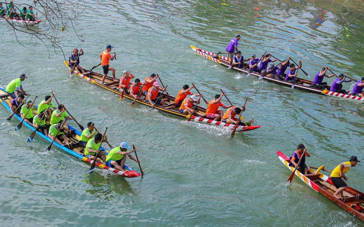 Hàng ngàn người dân Huế cổ vũ giải đua ghe truyền thống trên sông Đông Ba