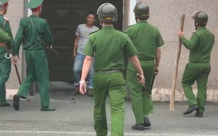 Thừa Thiên - Huế: Bắt kẻ 'ngáo đá' múa dao trước Bộ Chỉ huy quân sự tỉnh