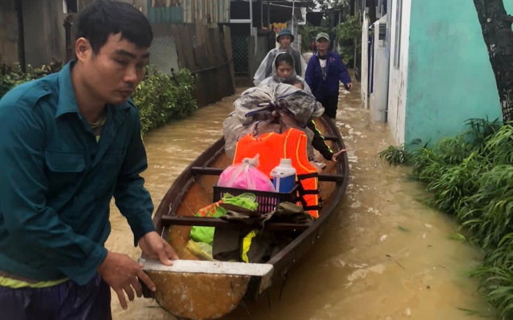 Dân quân tự vệ dùng thuyền nhỏ vào vùng lũ giải cứu thai phụ sắp sinh