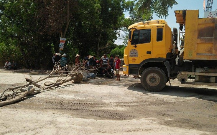 Xe chở đất đá 'hoành hành', người dân chịu không nổi ra đường chặn lại