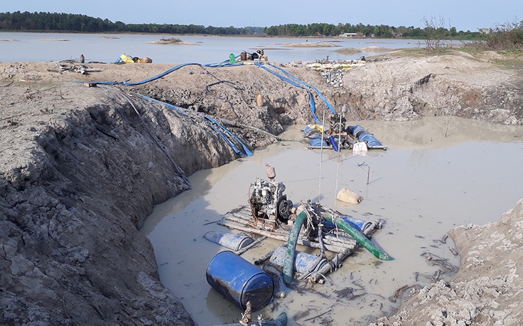 'Rầm rộ' khai thác cát trái phép ở lòng hồ Châu Pha