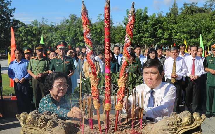 Chủ tịch UBND TP.HCM cùng đoàn công tác dâng hoa, thắp hương Nghĩa trang Hàng Dương