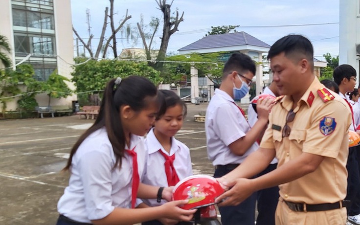 Công an Bà Rịa - Vũng Tàu tặng nón bảo hiểm, xe đạp cho học sinh đến trường an toàn