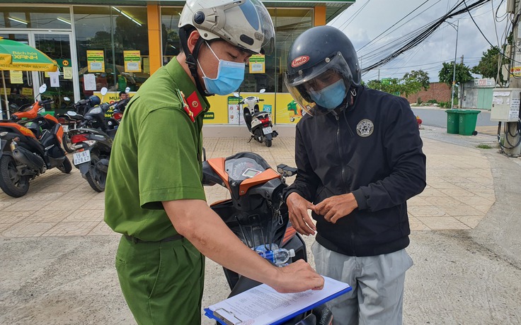 Say xỉn chạy xe, bị công an hỏi tên lập biên bản không nhớ chỉ cười 'chào em'