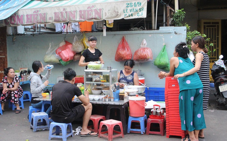 Người Sài thành ăn món Huế ngon nức tiếng ở quán 'có tuổi nhưng không có tên'