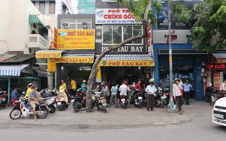 Chủ phở Tàu Bay 'nhượng bộ' cho thêm rau giá và sự thật chuyện '2 phe'