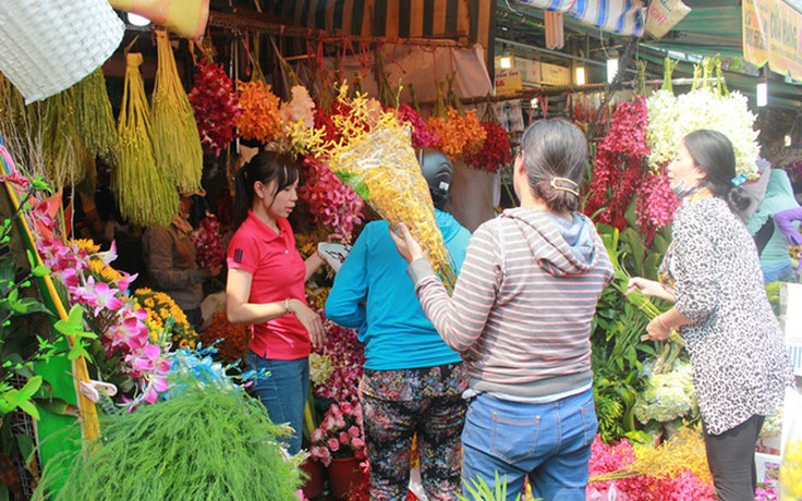 Hoa Tết - hoa cho ngày Valentine ở chợ Hồ Thị Kỷ khoe sắc, giá tăng