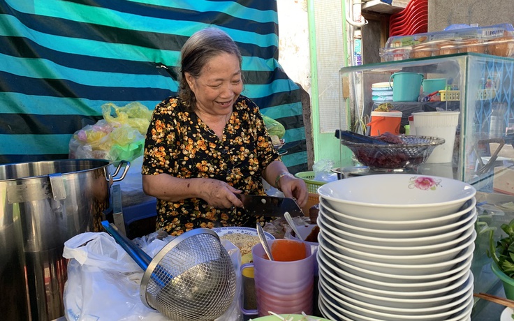 Nằm sâu trong hẻm, ‘phở bà già’ hơn 40 năm hào phóng 'nhất Sài Gòn'