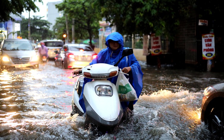 Người dân TP.HCM chuẩn bị đón đợt ngập mới