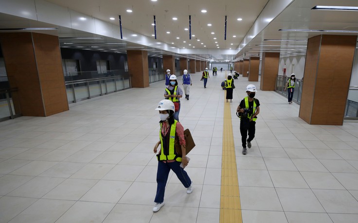 Sáng rực trần ga ngầm đầu tiên sắp hoàn thiện của tuyến metro số 1