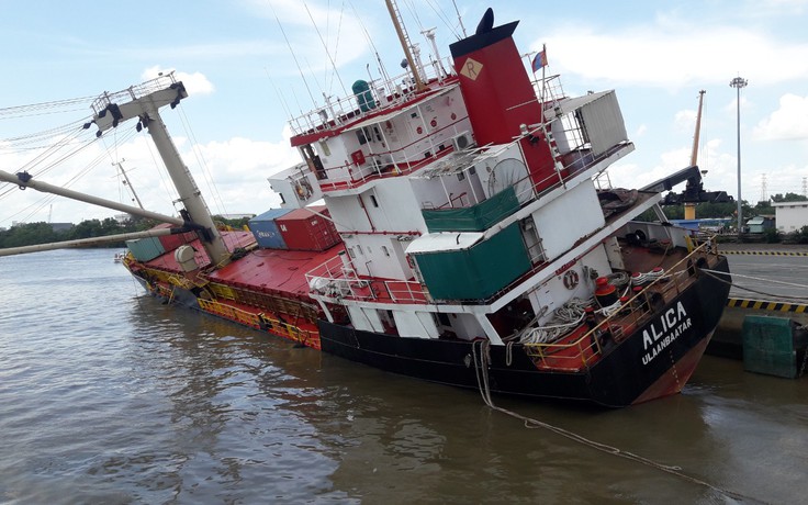 Nghiêng tàu hàng, 18 container rơi xuống sông Soài Rạp