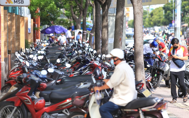 Quyết liệt 'đòi' vỉa hè từ các bãi giữ xe ngang nhiên chiếm dụng