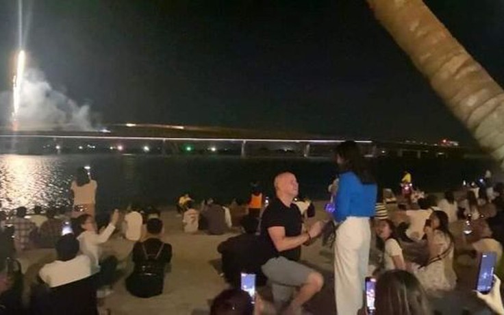 'Truy tìm' cặp đôi 'mở hàng' Cầu Hôn - Phú Quốc vào giây phút giao thừa 2023