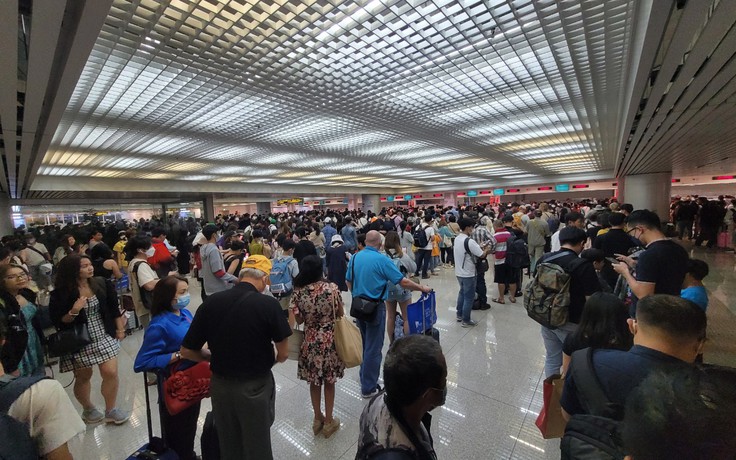 Hàng ngàn người xếp hàng chờ nhập cảnh ở sân bay Tân Sơn Nhất