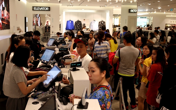 Chen lấn mua hàng ngày Black Friday