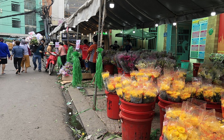 Chợ hoa Hồ Thị Kỷ ngày 29 Tết vắng khách do Covid-19