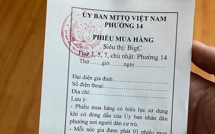 Người dân quận 10, TP.HCM được phát phiếu đi siêu thị theo ngày