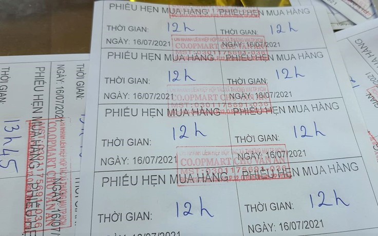 Siêu thị Co.opmart phát phiếu hẹn giờ, giảm bớt khách xếp hàng tập trung