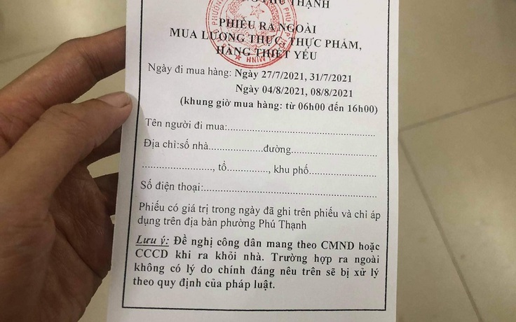 Nhiều quận, huyện TP.HCM phát phiếu đi siêu thị theo ngày cho người dân