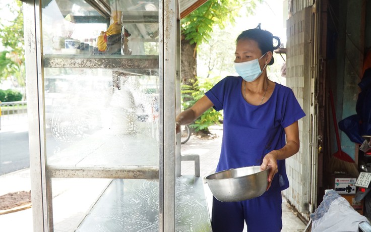 TP.HCM ngày đầu nới lỏng giãn cách: Tất bật dọn dẹp hàng quán chuẩn bị bán lại