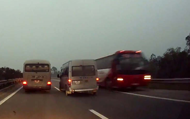 Xử lý nghiêm xe khách chạy ngược chiều trên cao tốc Nội Bài - Lào Cai