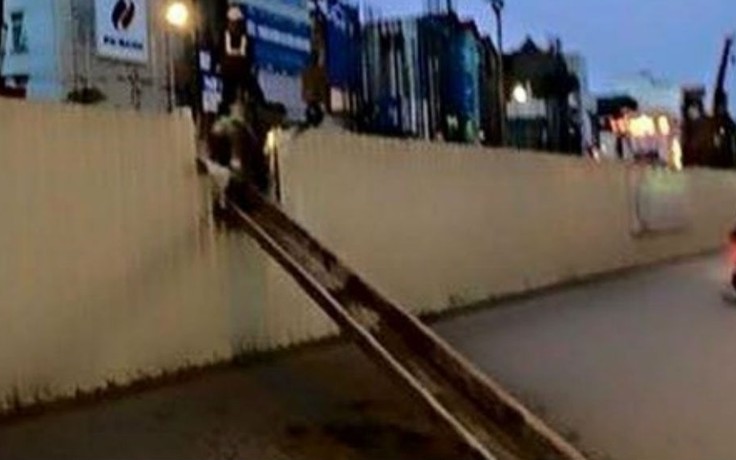 Cảnh cáo nhà thầu dự án Nhổn - ga Hà Nội do rơi ống thép xuống đường