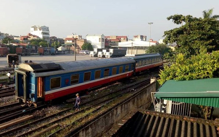 Tàu Lào Cai - Hà Nội liên tiếp trật bánh do thi công đường ray thiếu an toàn