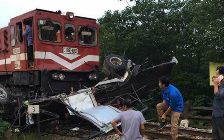 Hà Nội: Va vào tàu hỏa, xe tải bẹp rúm