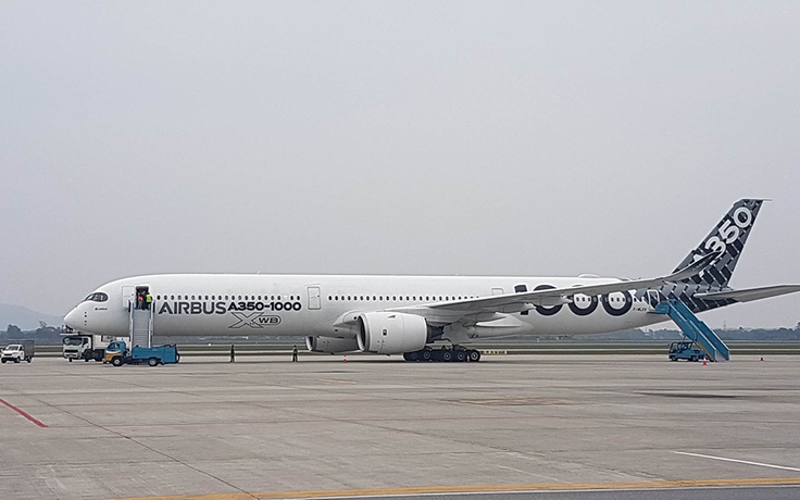 Siêu máy bay Airbus A350-1000 bay trình diễn ở Hà Nội