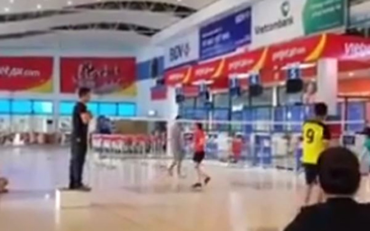 Nhân viên nhà ga sân bay Đồng Hới đóng cửa chơi cầu lông
