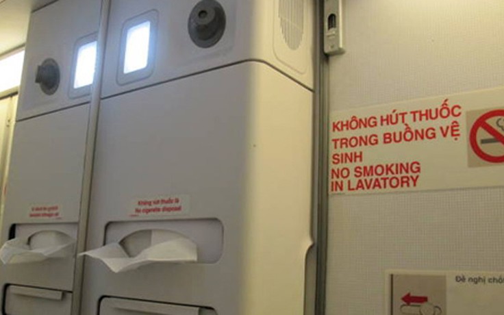 Nữ sinh 17 tuổi hút thuốc trong toilet máy bay bị phạt 2 triệu