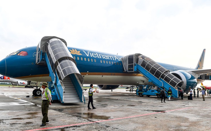 Máy bay Vietnam Airlines liên tục rách lốp, cán phải đinh