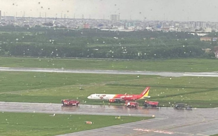 Đường băng Tân Sơn Nhất khai thác lại sau sự cố máy bay hạ cánh trượt