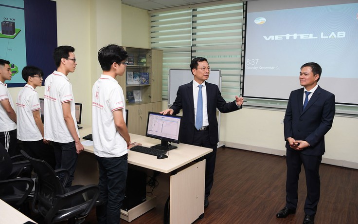 Bộ trưởng Bộ Thông tin - Truyền thông khai trương phòng Lab 4G Viettel dành cho sinh viên
