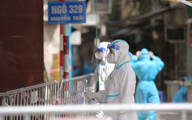 Chuyên gia lo ngại các ổ dịch tại Hà Nội ‘vượt khỏi tầm kiểm soát’