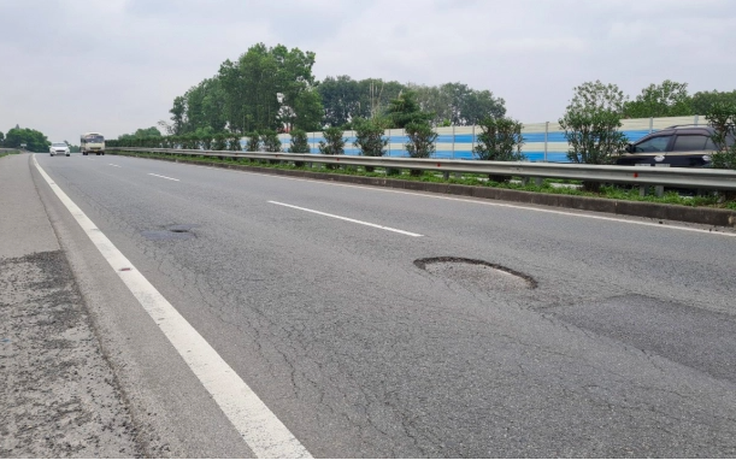 Sửa hằn lún, rạn nứt mặt đường cao tốc Nội Bài - Lào Cai