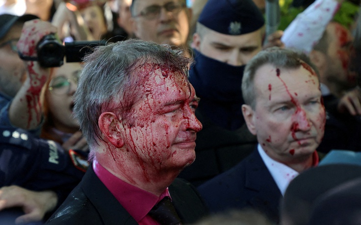 Nga yêu cầu Ba Lan xin lỗi sau vụ đại sứ bị tạt xi-rô